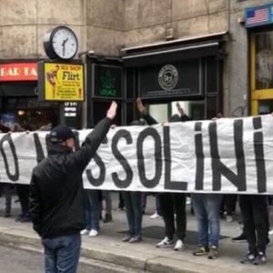 Mussolini pankartı açtılar, yetmedi maçta ırkçılık yaptılar