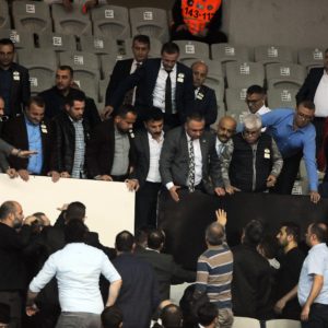 “Beşiktaşlı olmayanları dışarı davet ediyorum” dedi elektrikler kesildi!