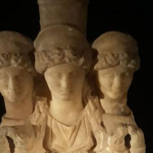 3 başlı kadın heykelini satmak isteyenler yakalandı