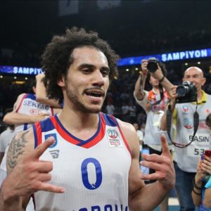 Şampiyon Efes’in yıldızı takımda kaldı