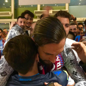 Yusuf Yazıcı Fransa’ya gitti, yüzlerce taraftar uğurladı