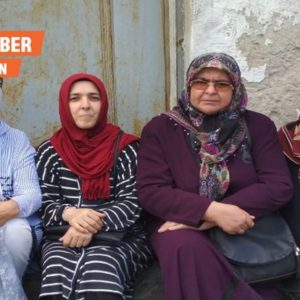 “Biz de anneyiz” diyerek AKP binası önünde oturma eylemine başladılar