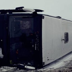 Bursasporlu taraftarları taşıyan otobüs Erzurum’da devrildi