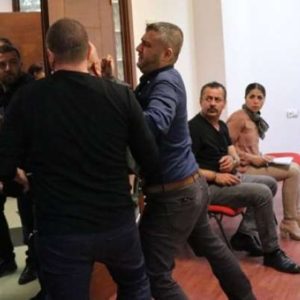 Eski başkan yeni başkanın basın toplantısını silahla bastı!