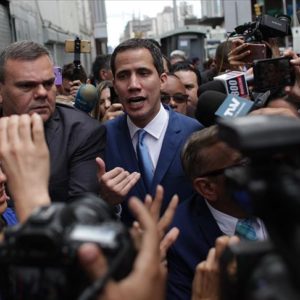 Guaido’nun şovu sürüyor! Gazete binasında seçim yapıp kendini başkan ilan etti