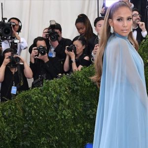 Jennifer Lopez servet değerindeki takılarıyla kırmızı halıda