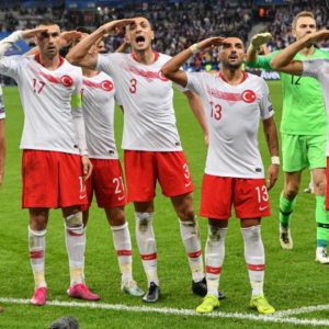 UEFA’dan asker selamına soruşturma