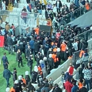 Olaylı maçta Beşiktaş 2-1 kaybetti… Trabzonspor ve Ahmet Nur Çebi’ye büyük tepkiler oldu