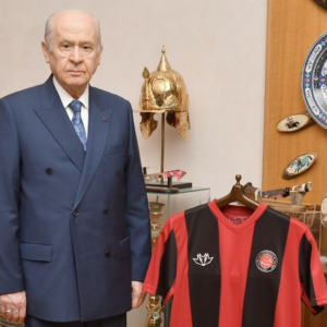 Devlet Bahçeli: “Beşiktaş’tan ayrıldım, bundan böyle Karagümrüklüyüm” Video