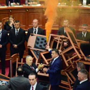 Arnavutluk Meclisi’nde sis bombası atıldı