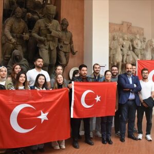Türk öğrenciler, Atatürk’ün heykellerini yapan sanatçının müze evini gezdi