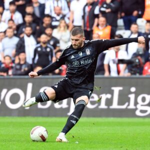 Beşiktaş evinde 3 puanı 1 golle aldı