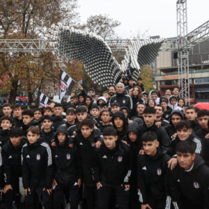 İskele Meydanı’nda kartal heykeli açıldı