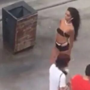 Caddede Bikiniyle Gezen Mankene Kütüphane Cezası