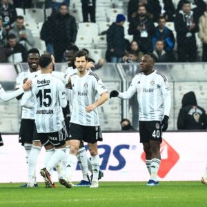 Beşiktaş evinde Alanyaspor’a 3 golle kaybetti