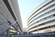 Atina'da kavisli cepheli modern bir ofis binası