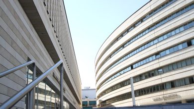 Atina'da kavisli cepheli modern bir ofis binası