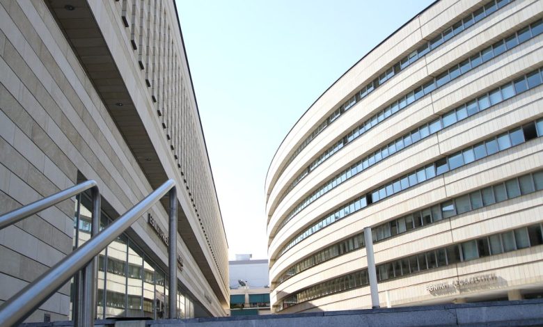 Atina'da kavisli cepheli modern bir ofis binası