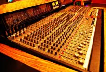 Bir müzik stüdyosunda analog ses miksaj konsolu