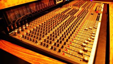 Bir müzik stüdyosunda analog ses miksaj konsolu