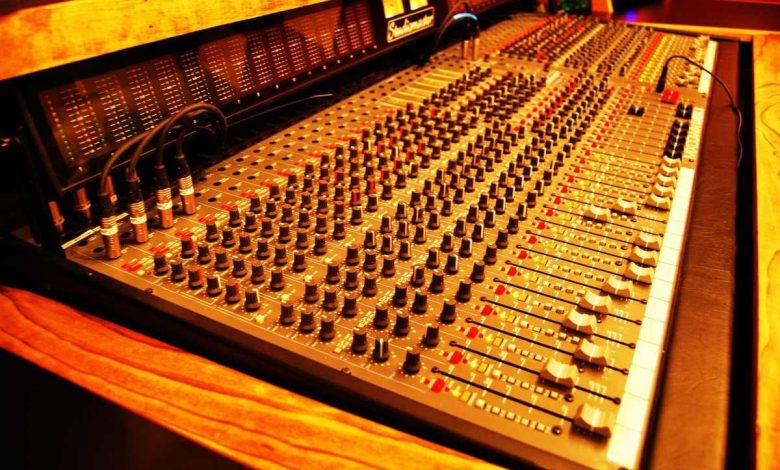 Bir müzik stüdyosunda analog ses miksaj konsolu