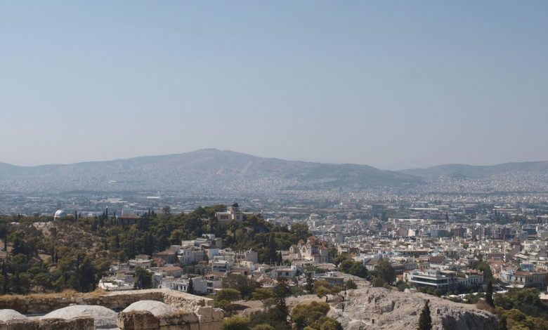 Atina'nın konutlarla kaplı şehir dokusu