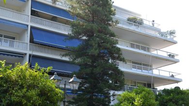 Atina'da balkonlu beyaz apartman binası