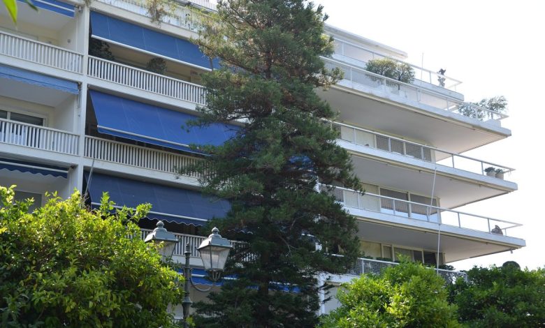 Atina'da balkonlu beyaz apartman binası