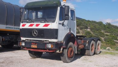 Yolda bekleyen bir çekici, sınır kapısı yük trafiği