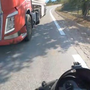 Plastira Gölü’nde sollama dehşeti: tanker şoförü karşı şeride girip motosikletliyi biçmekten kıl payı kurtuldu