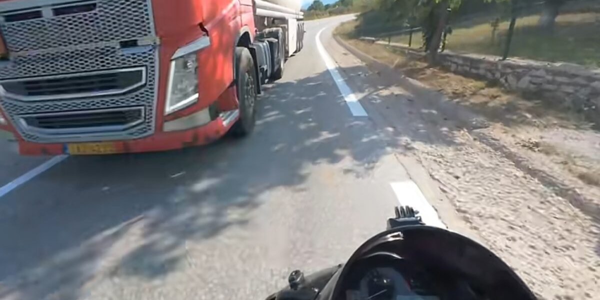 Plastira Gölü’nde sollama dehşeti: tanker şoförü karşı şeride girip motosikletliyi biçmekten kıl payı kurtuldu