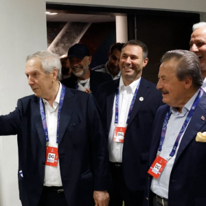 Aziz Yıldırım yıllar sonra soyunma odasına indi. Camia kenetlendi