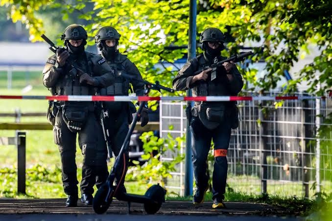 Almanya’da ortalık karıştı: 7 yaralı 1 Almanya’nın Hannover kentinin güneybatısındaki Hessisch Oldendorf’da pazar günü yaşanan kavga kanlı bitti.