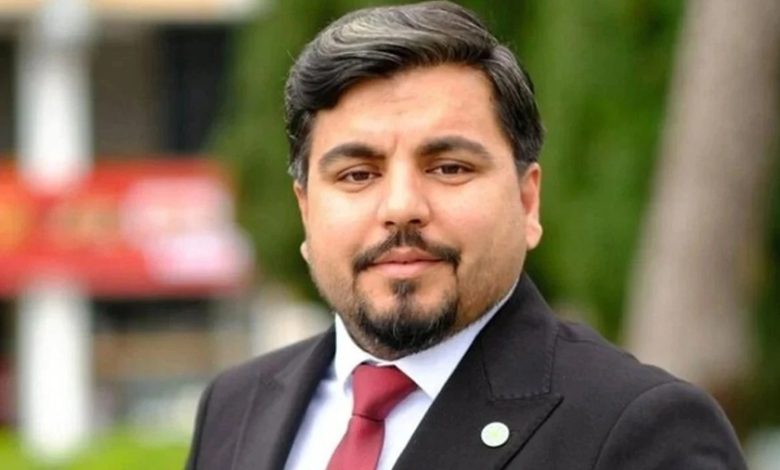 Hakkında yurt dışına çıkış yasağı bulunan YouTuber Arif Kocabıyık, Edirne’de bir tırın dorsesinin altına gizlenerek Bulgaristan’a geçmeye çalışırken yakalandı.