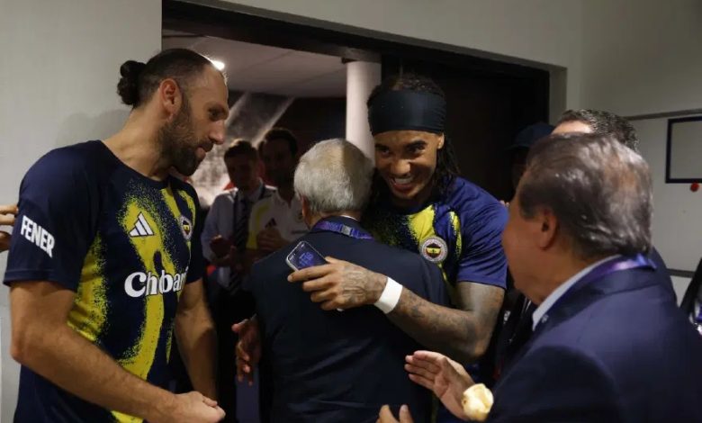 Aziz Yıldırım ile Lyon taraftarları arasında gerginlik 1 Fenerbahçe Başkanı Aziz Yıldırım’ın Lyon taraftarlarıyla sözlü tartışmaya girdiği anlar görüntülendi.