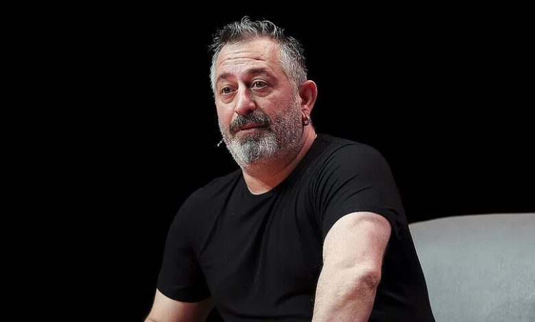 Cem Yılmaz anjiyo oldu! Sağlık durumu nasıl? 1 Çanakkale’nin Ayvacık ilçesinde göğüs ağrısı yaşayan Cem Yılmaz hastaneye kaldırılarak anjiyoya alındı.