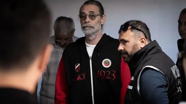 Etimesgut Belediye Başkanı Erdal Beşikçioğlu tutuklandı 1 Etimesgut Belediyesine yönelik soruşturma kapsamında gözaltına alınan Belediye Başkanı Erdal Beşikçioğlu, çıkarıldığı mahkemece tutuklandı