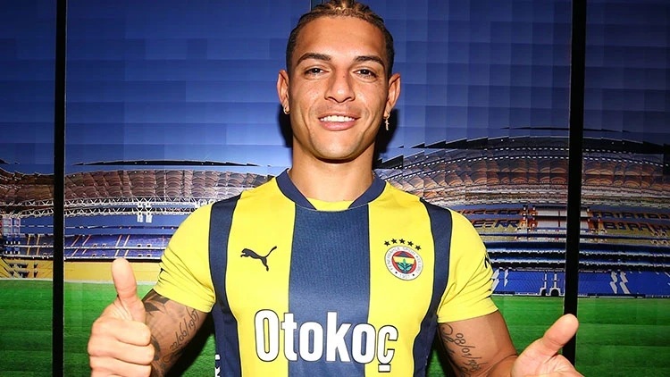Fenerbahçe'nin kadro planlamasında yer almayan Diego Carlos Parma ile transfer görüşmelerine başladı.
