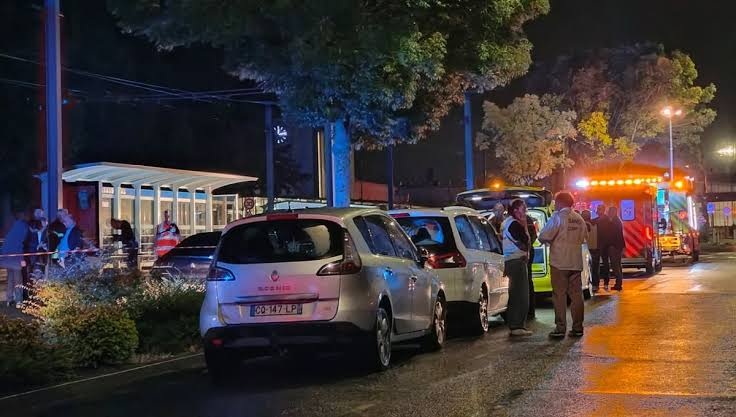 Fransa’da araç yayaların arasına daldı! 1 kişi öldü, 10 kişi yaralandı 1 Fransa’nın Caen kentinde bir sürücünün, yaşanan kavganın ardından aracını kasıtlı olarak yayaların üzerine sürdüğü bildirildi.