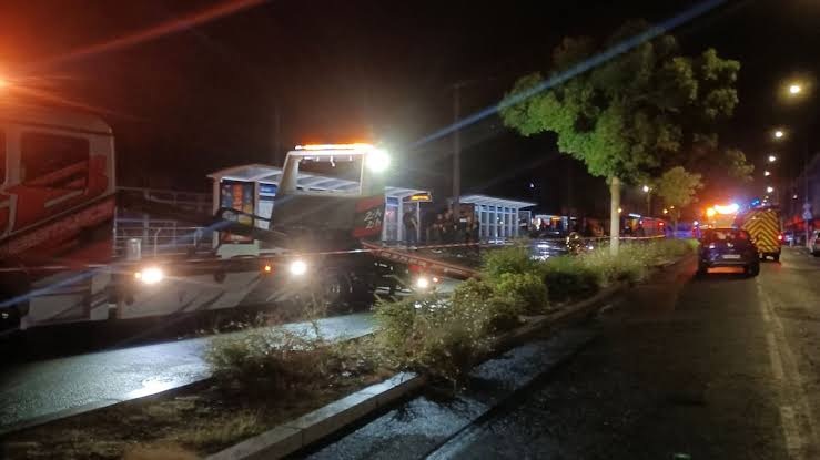 Fransa’da araç yayaların arasına daldı! 1 kişi öldü, 10 kişi yaralandı 2 Fransa’nın Caen kentinde bir sürücünün, yaşanan kavganın ardından aracını kasıtlı olarak yayaların üzerine sürdüğü bildirildi.
