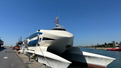 Girne’de yolcu gemisi alabora oldu! Yüzlerce yolcu kurtarılmayı bekliyor 3 Girne Limanı'ndan kısa süre önce çıkış yapan Filo Jet'e ait Express Yolcu Gemisi'nin 2 km açıkta alabora oldu. Kurtarma çalışmaları devam ediyor
