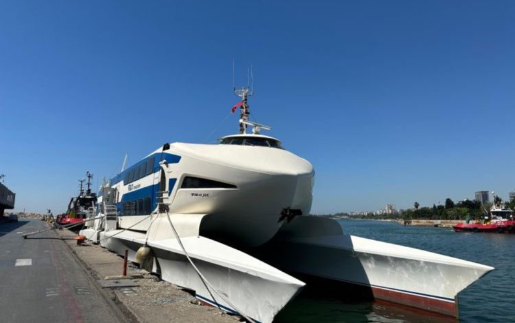 Girne’de yolcu gemisi alabora oldu! Yüzlerce yolcu kurtarılmayı bekliyor 1 Girne Limanı'ndan kısa süre önce çıkış yapan Filo Jet'e ait Express Yolcu Gemisi'nin 2 km açıkta alabora oldu. Kurtarma çalışmaları devam ediyor
