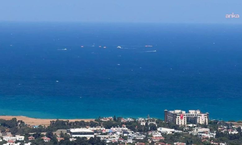 Girne’de kazadan kurtulanlardan şok iddialar 1 Kuzey Kıbrıs, Girne'de alabora olan yolcu gemisinden kurtulanlar, mürettebat ve diğer gemi personelini suçladı