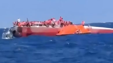 Girne’de gemi kazası! “Kayıplarımız var” 2 Kuzey Kıbrıs Bayındırlık ve Ulaştırma Bakanı Erhan Arıklı, Girne'deki gemi kazasında can kayıplarını olduğunu belirtip "Sayısını bilmiyoruz" dedi