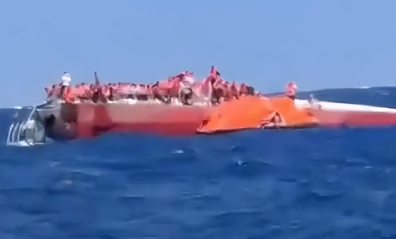 Girne’de gemi kazası! “Kayıplarımız var” 1 Kuzey Kıbrıs Bayındırlık ve Ulaştırma Bakanı Erhan Arıklı, Girne'deki gemi kazasında can kayıplarını olduğunu belirtip "Sayısını bilmiyoruz" dedi