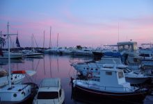 Glyfada'da gün batımından sonra marinada demirli tekneler