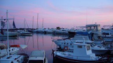 Glyfada'da gün batımından sonra marinada demirli tekneler