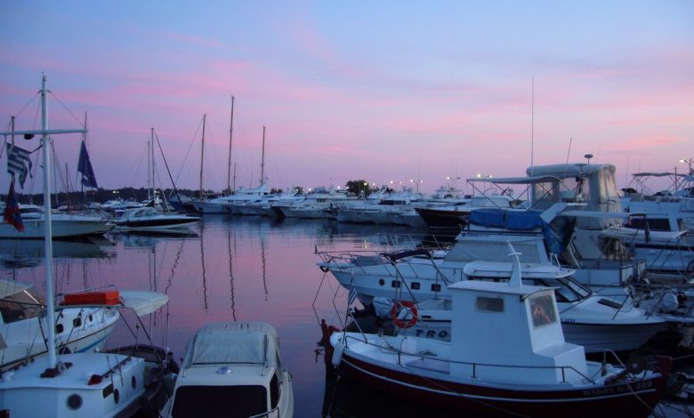 Glyfada'da gün batımından sonra marinada demirli tekneler