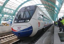 Tren biletinde büyük kolaylık 24 Tren yolculuklarında 1 Eylül itibarıyla tamamen e-bilet uygulamasına geçilecek. 'Yolculuk Bilgilendirme' e-postasında yer alan PDF dokümanındaki bağlantıya tıklayarak e-biletlerine kolayca erişebilecek