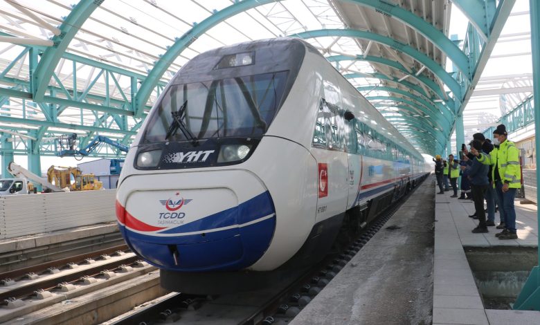 Tren biletinde büyük kolaylık 2 Tren yolculuklarında 1 Eylül itibarıyla tamamen e-bilet uygulamasına geçilecek. 'Yolculuk Bilgilendirme' e-postasında yer alan PDF dokümanındaki bağlantıya tıklayarak e-biletlerine kolayca erişebilecek